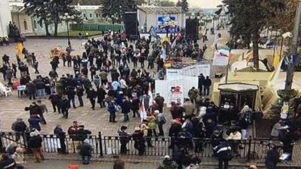 17 октября у здания ВР несколько политических партий и общественных движений начали всеукраинскую акцию в поддержку масштабной политической реформы