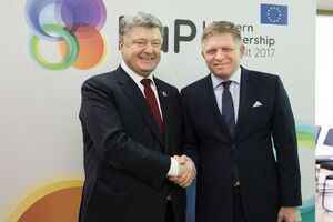 Порошенко і Фіцо обговорили двосторонню співпрацю