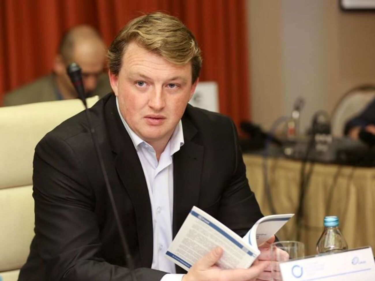 Як Зеленський експлуатує стереотипи на сцені, так само він буде прикриватися ними і зараз, захищаючи свій заробіток