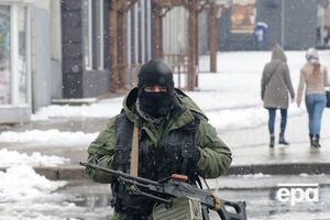 Вооруженные люди без опознавательных знаков заблокировали центр Луганска 21 ноября