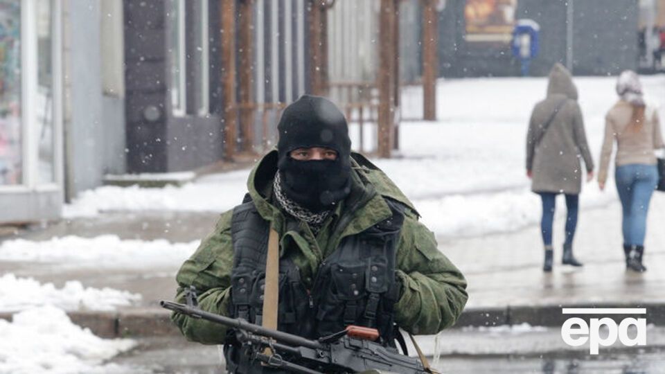 Озброєні люди без знаків розрізнення заблокували центр Луганська 21 листопада