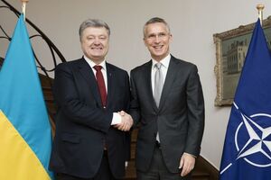 Порошенко зустрівся зі Столтенбергом