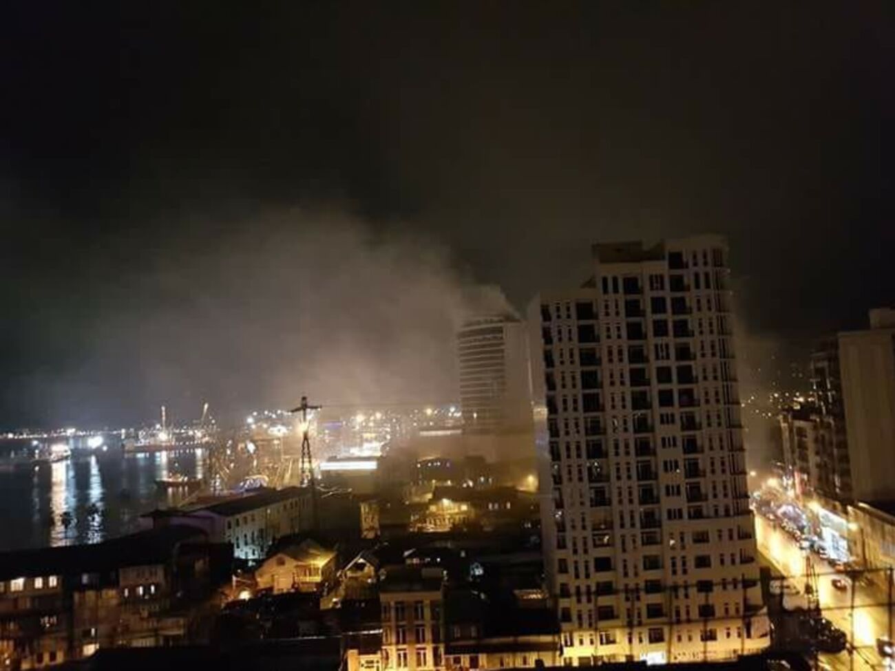 Пожар начался на четвертом этаже высотного здания
