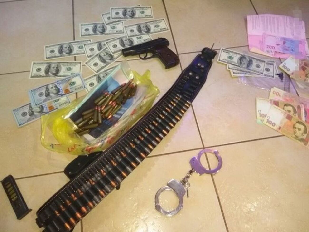 Під час обшуку у підозрюваних СБУ конфіскувала "чорну бухгалтерію" та готівку, отриману від перевізників