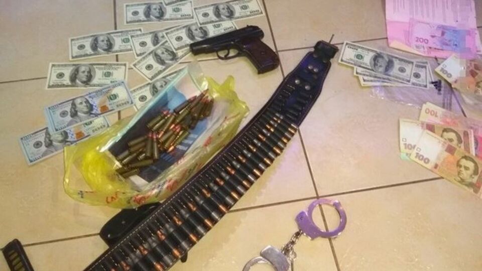 Під час обшуку у підозрюваних СБУ конфіскувала "чорну бухгалтерію" та готівку, отриману від перевізників