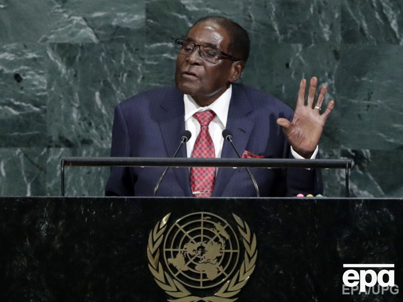 Мугабе до конца жизни будет получать месячную зарплату в $150 тыс.