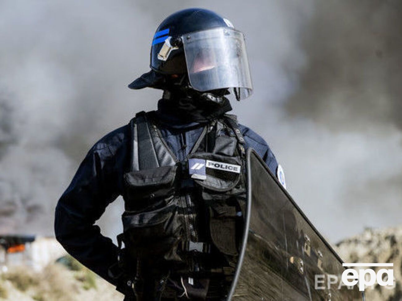 В результате инцидента в Кале полицейский получил травму