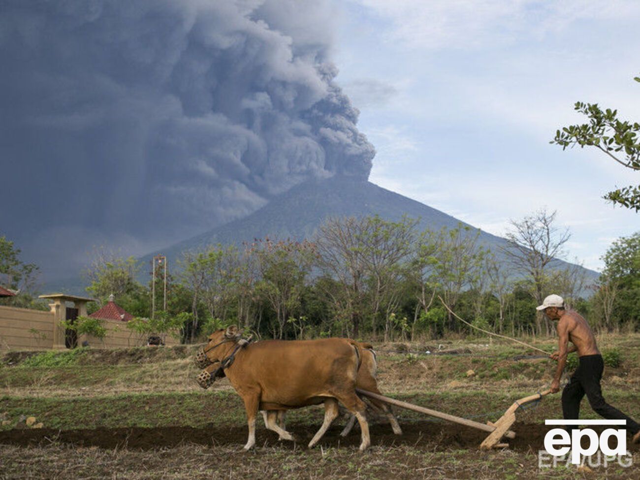 Після виверження вулкан викинув у повітря стовп попелу заввишки понад 6 тис. м