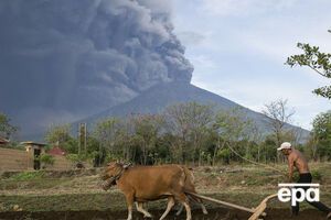 Після виверження вулкан викинув у повітря стовп попелу заввишки понад 6 тис. м