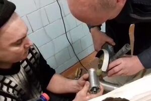 Спасатели распилили металлический корпус мясорубки