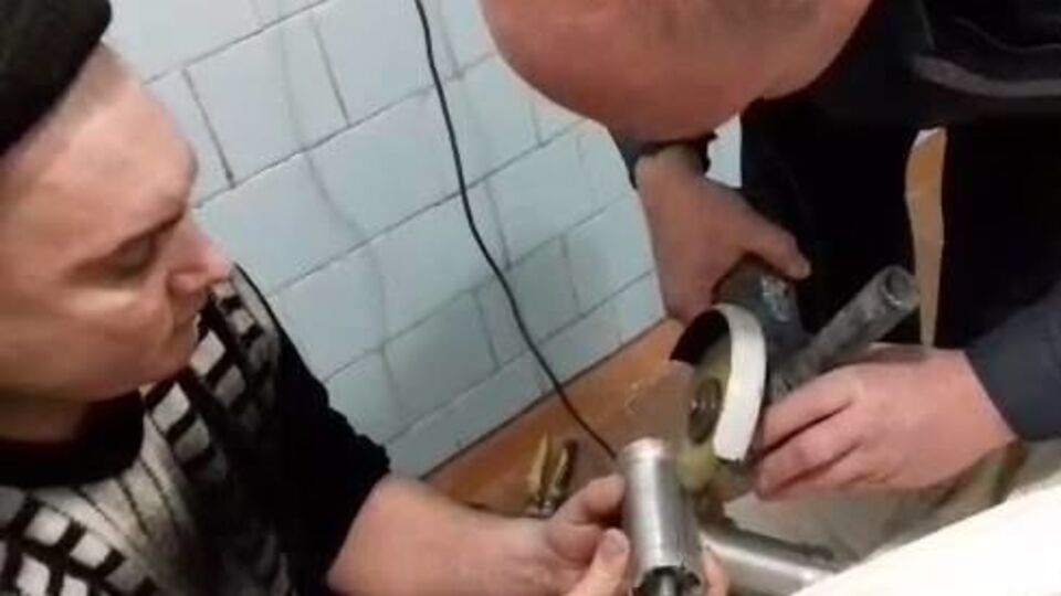 Спасатели распилили металлический корпус мясорубки