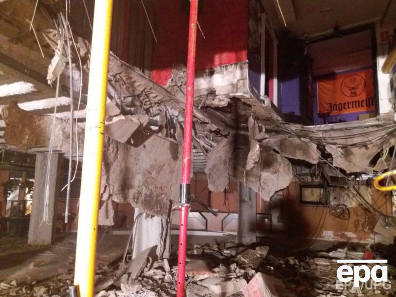 Посетители клуба упали в подвал с высоты примерно в один этаж