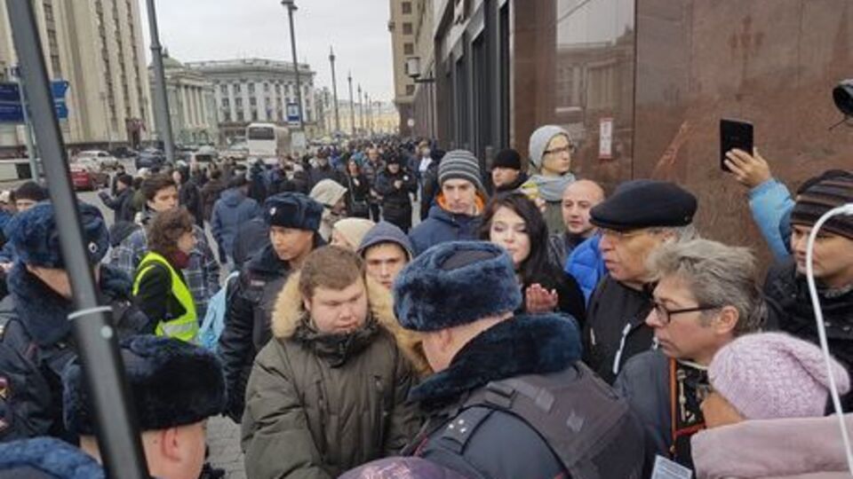 По информации "ОВД-инфо", в Москве 5 ноября задержали 212 человек из-за акции "Артподготовки". По этому делу обыски проходили у Романовой