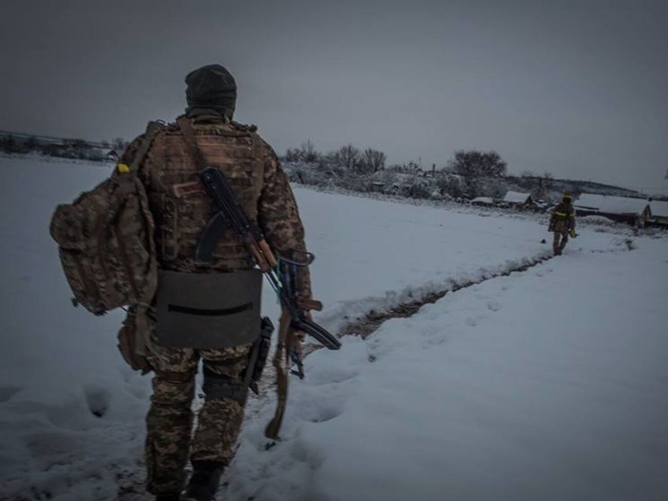 Вот так, по первому снегу, сквозь свежие сугробы, в ночь на 22 ноября бойцы батальона "Айдар" заходили в Травневое и Гладосово