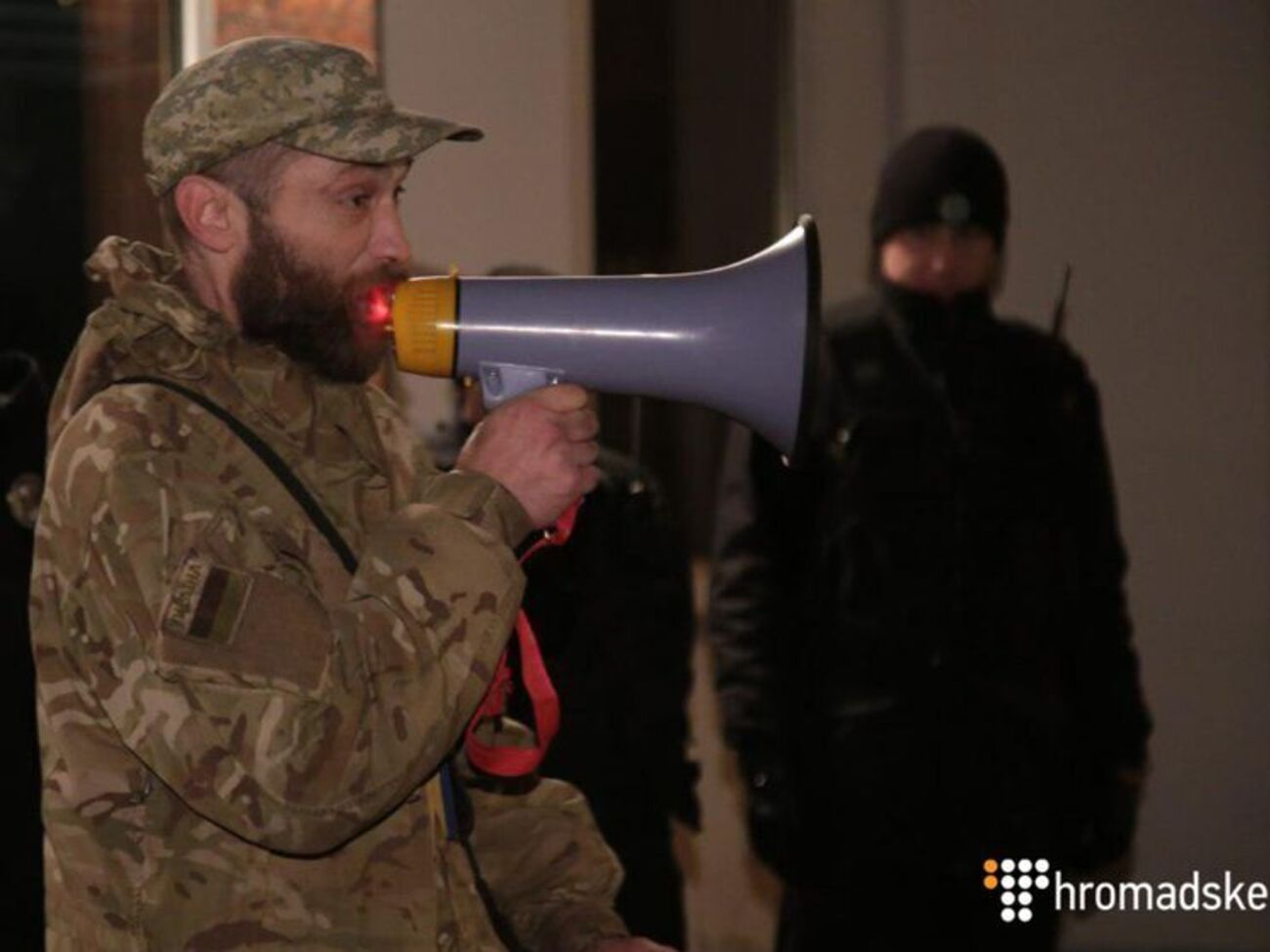 У гучномовець активісти під МВС скандували "Ми вимагаємо свободу добровольцям"