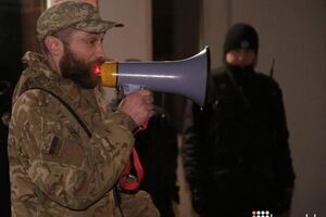 У гучномовець активісти під МВС скандували "Ми вимагаємо свободу добровольцям"