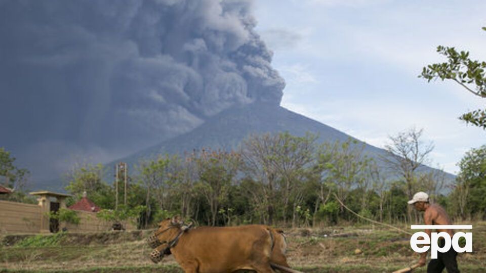 Через вулкан Агунг місцеве населення на Балі евакуюють