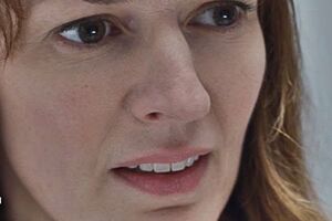 У центрі сюжету – мати, яка вирішила контролювати дочку