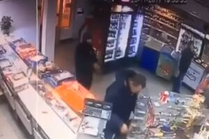 Сын нардепа и еще один соучастник преступления в балаклавах совершили разбойное нападение на продуктовый магазин "Святковий", пишут "Українські новини"