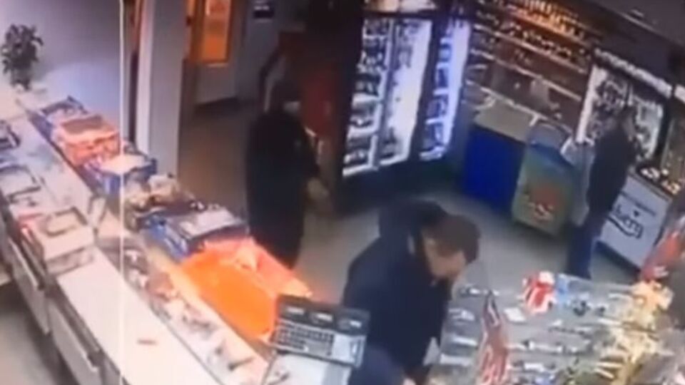 Сын нардепа и еще один соучастник преступления в балаклавах совершили разбойное нападение на продуктовый магазин "Святковий", пишут "Українські новини"