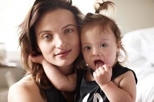 Бут показала сына на обложке Vogue Living