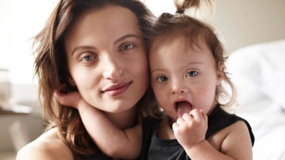 Бут показала сына на обложке Vogue Living