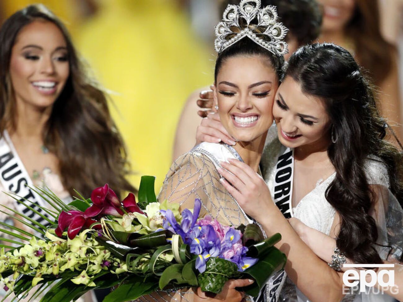 Нол-Питерс (в центре) после объявления итогов конкурса