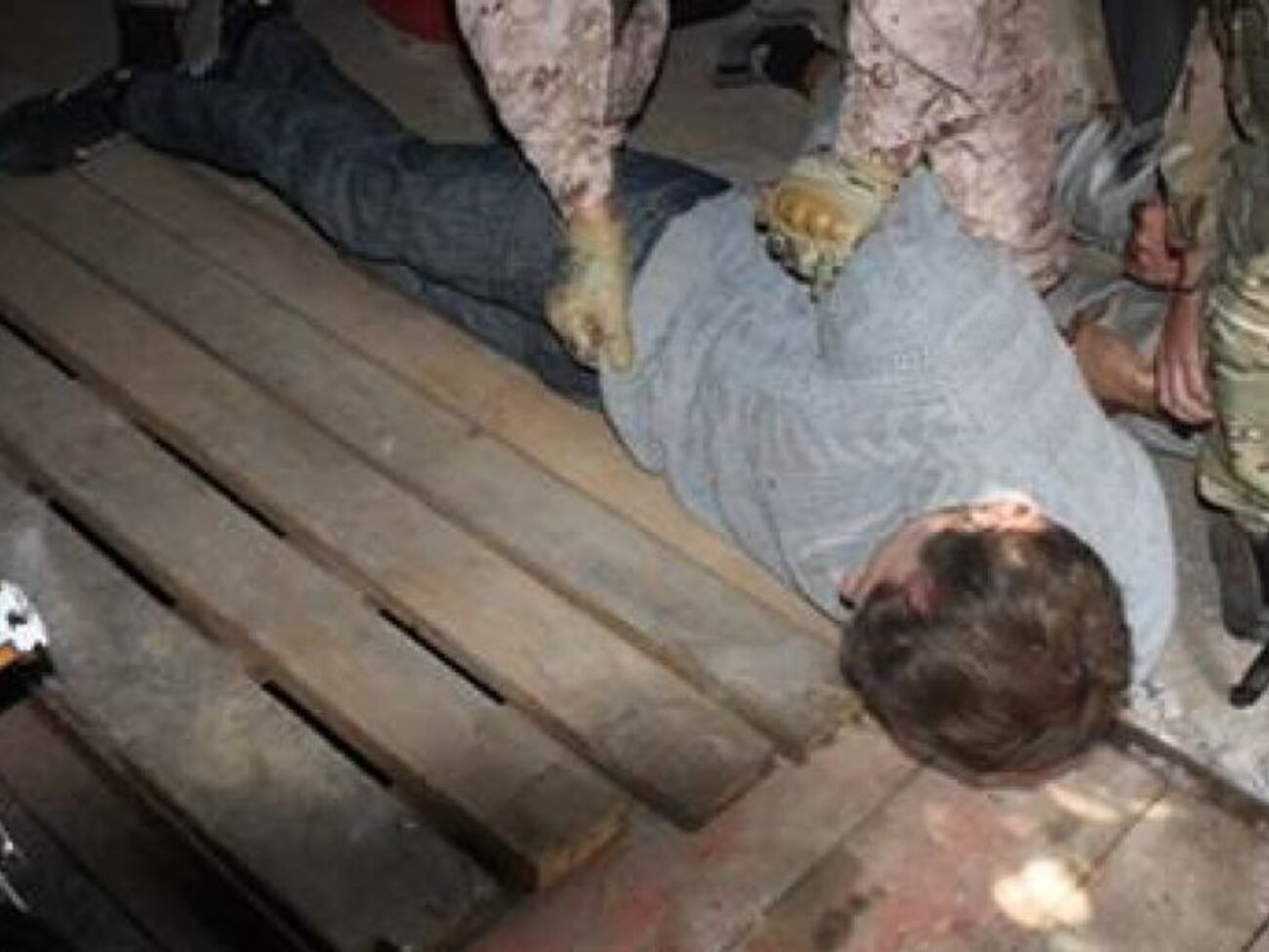 Преступники были задержаны, когда завершили сборку бомбы с часовым механизмом. Сегодня их освободили из зала суда