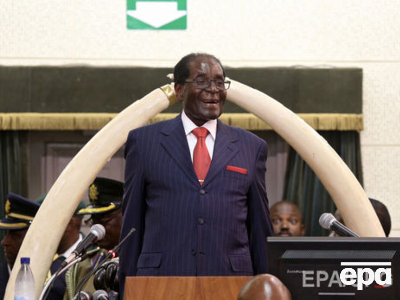 20 ноября Мугабе ушел в отставку