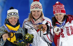 Медаль Вилухиной (справа) переходит Вите Семеренко (слева)