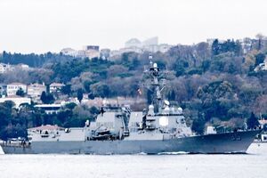 Американський есмінець іде по Чорному морю до Одеси