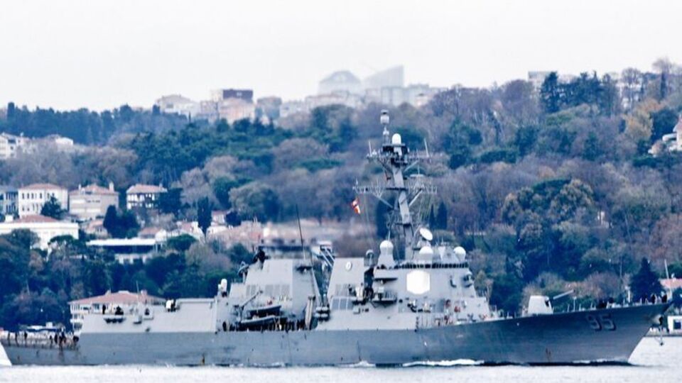 Американский эсминец идет по Черному морю в Одессу