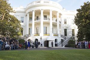 В Белом доме пока не приняли решение о запрете личных мобильных
