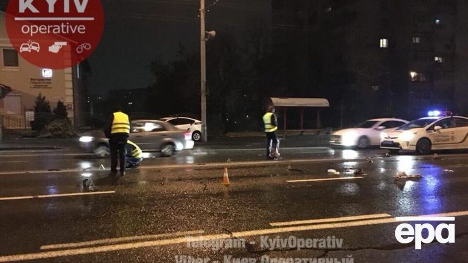 Сбивший двоих людей водитель скрылся