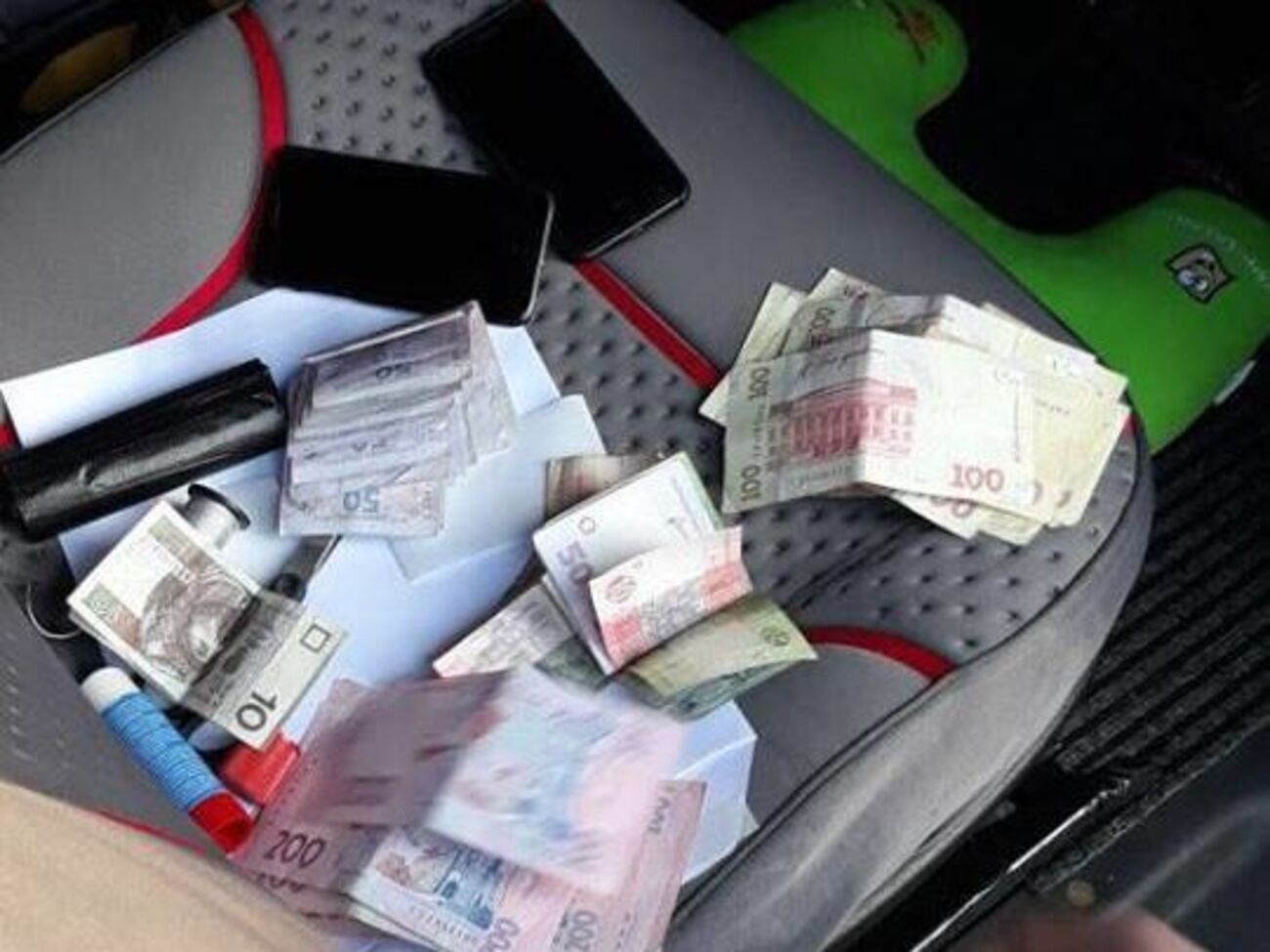Співробітники СБУ задокументували передавання митникам 8 тис. грн неправомірної вигоди