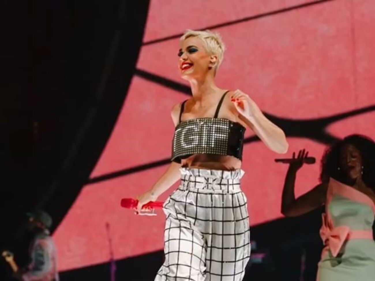 Перрі кидала в публіку надувні декорації на своєму шоу