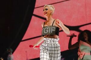 Перрі кидала в публіку надувні декорації на своєму шоу