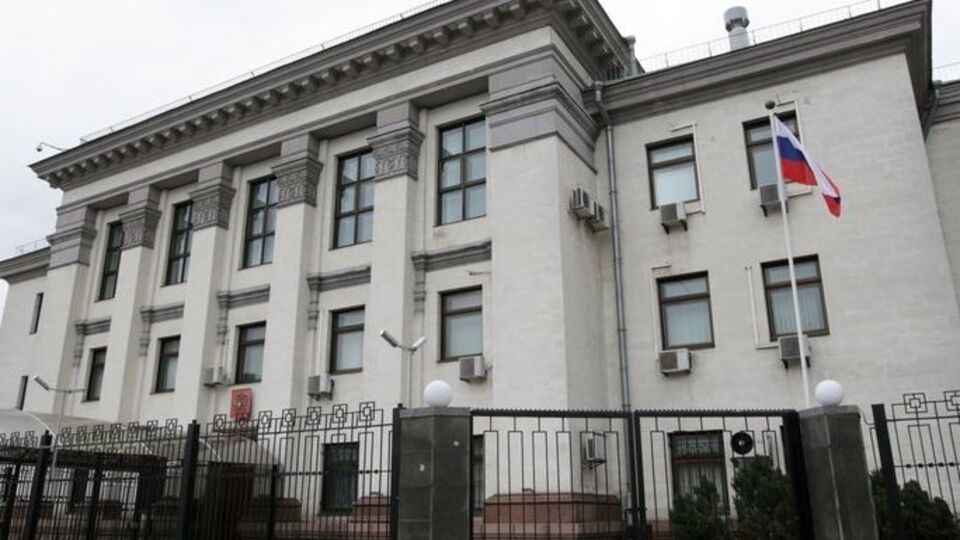 ТСН повідомляє, що в посольстві РФ у Києві видають довіреності на продаж нерухомості на окупованому Донбасі