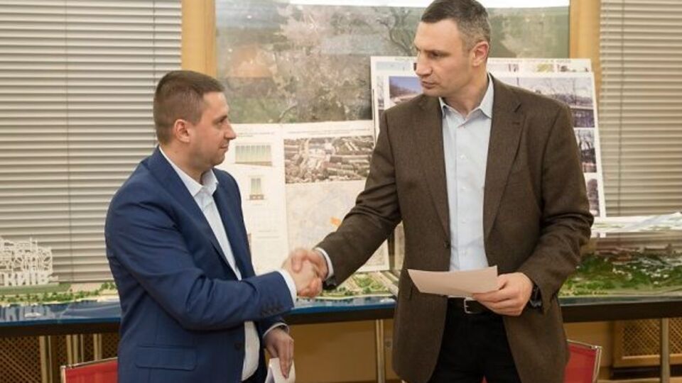Кличко і Перехрест підписали угоду про зниження поверховості скандального житлового комплексу у Києві
