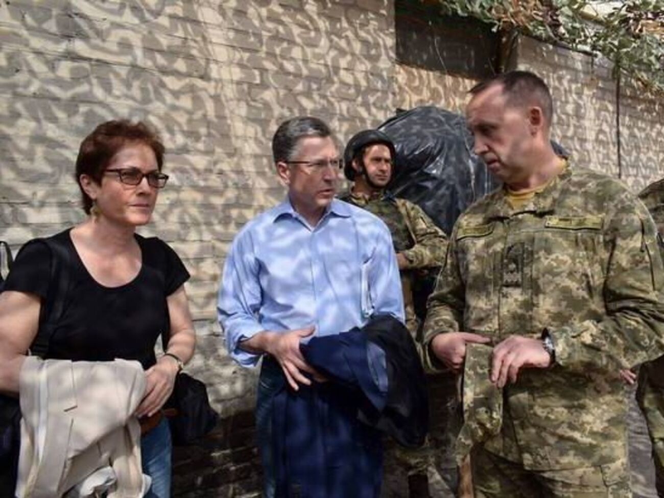 Волкер (посередині): Стоїть питання готовності України до дотримання зобов'язань