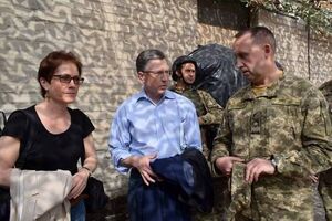 Волкер (посередині): Стоїть питання готовності України до дотримання зобов'язань