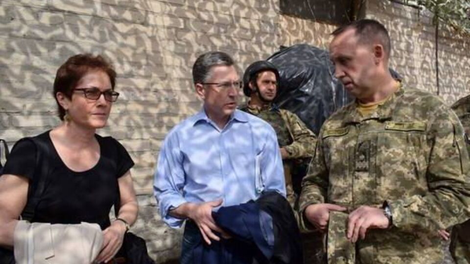 Волкер (посередині): Стоїть питання готовності України до дотримання зобов'язань