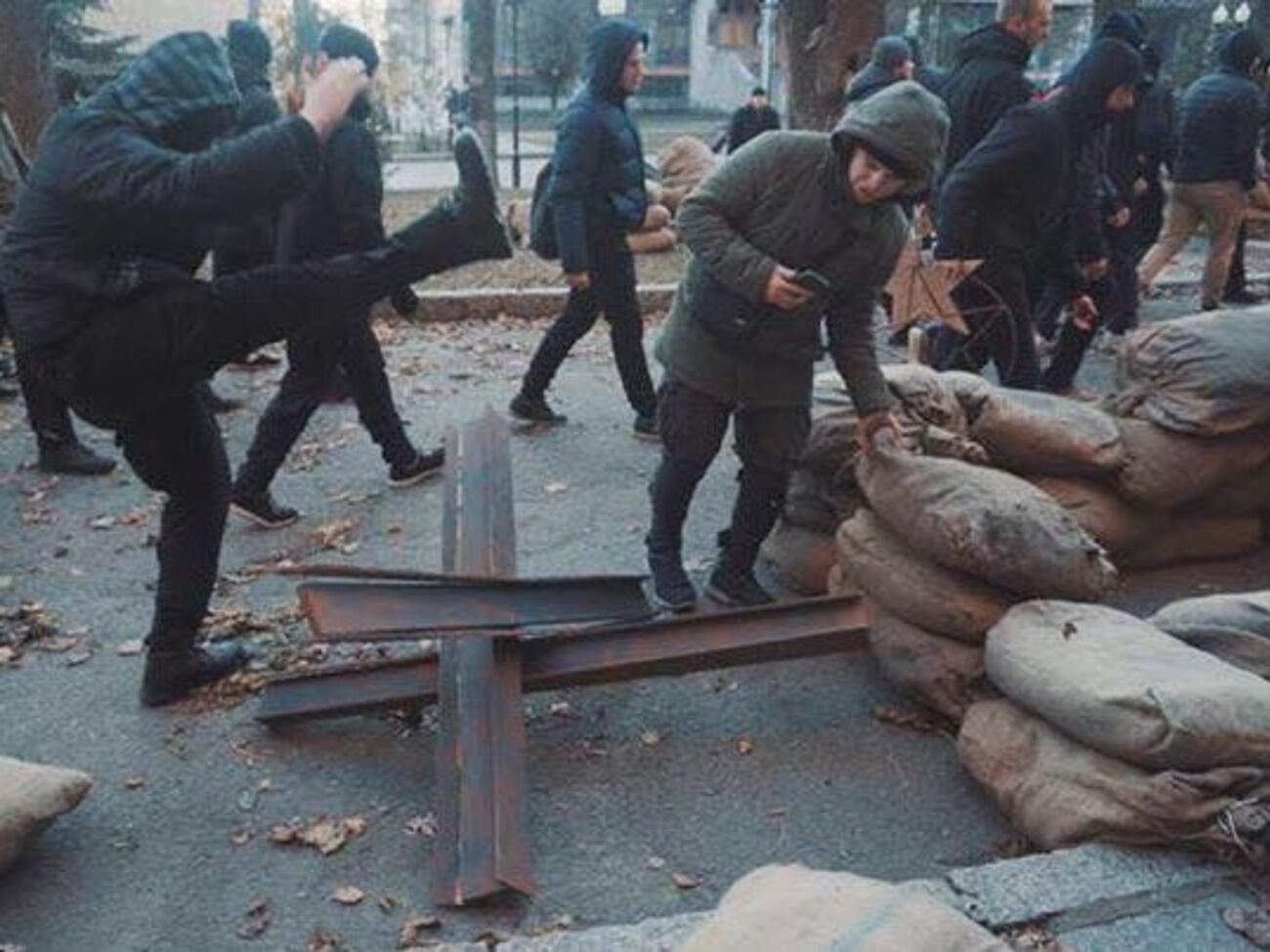 Активісти знесли декорації, що зображували Харків 1941 року