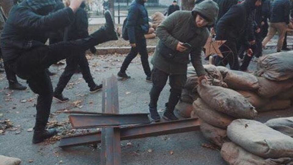 Активисты снесли декорации, изображавшие Харьков 1941 года