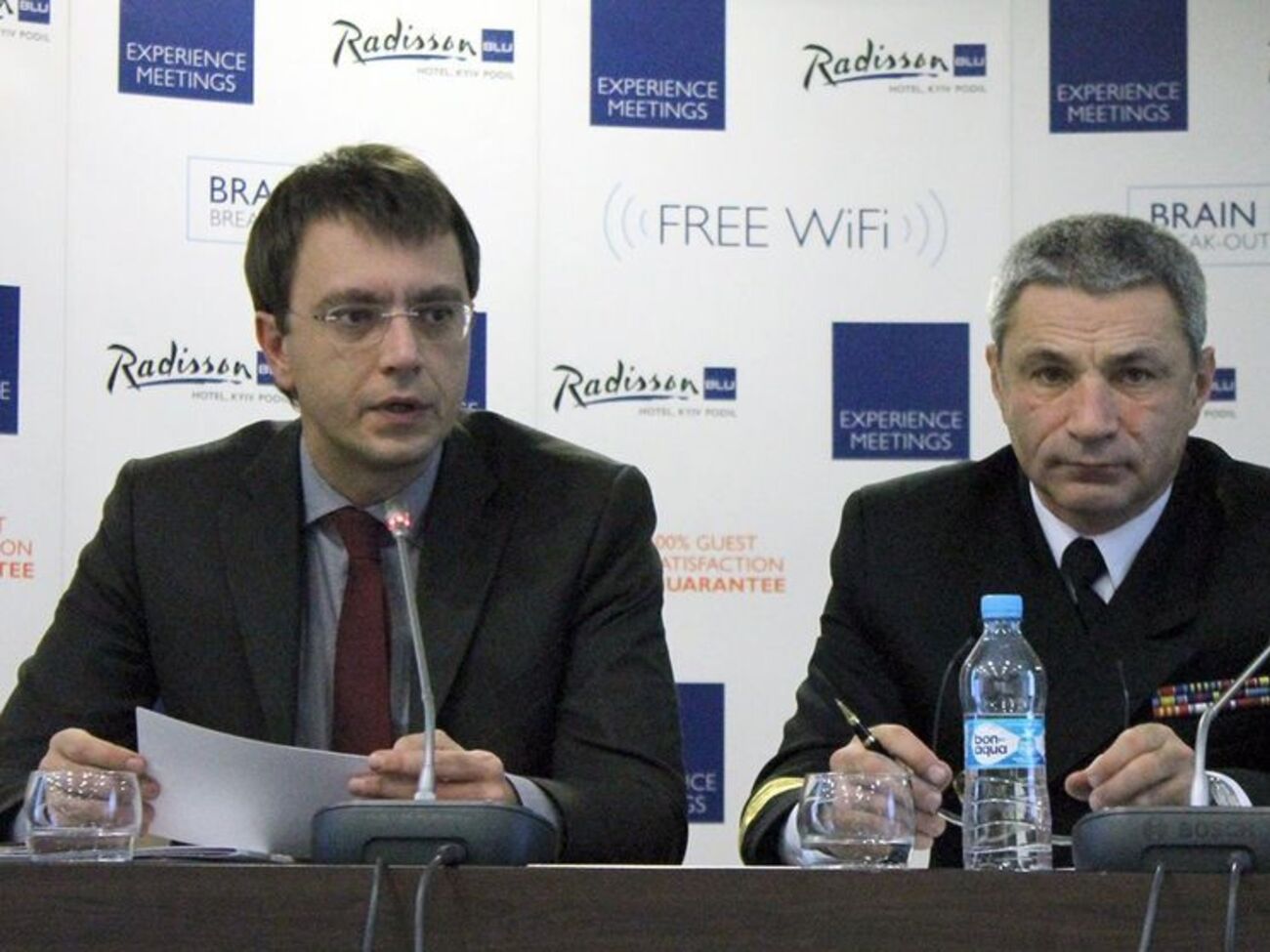 Омелян (ліворуч) виступив на конференції з морської безпеки