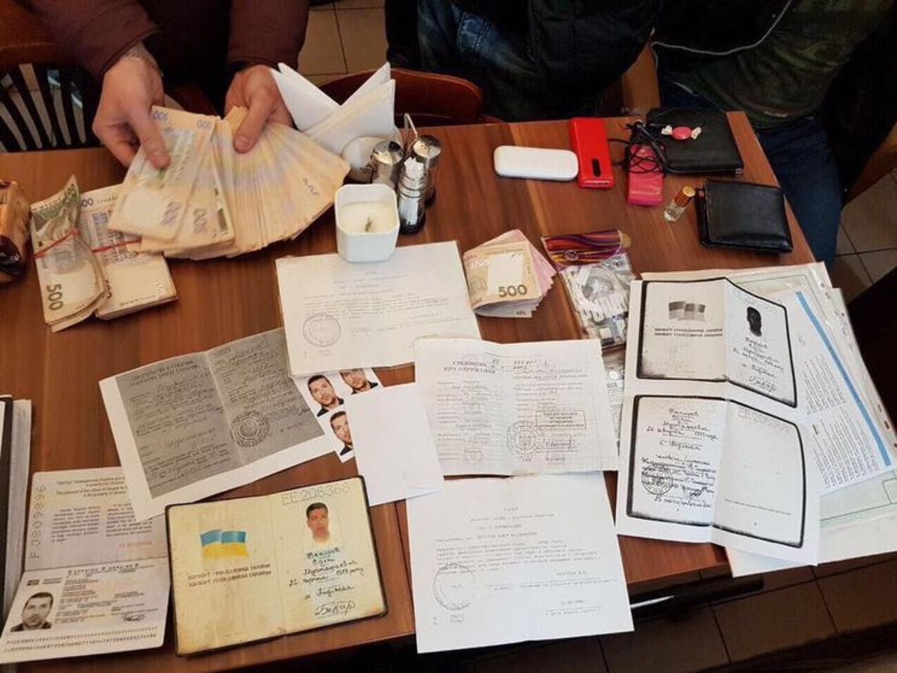Во время обысков обнаружили 15 поддельных паспортов и 108 тыс. грн