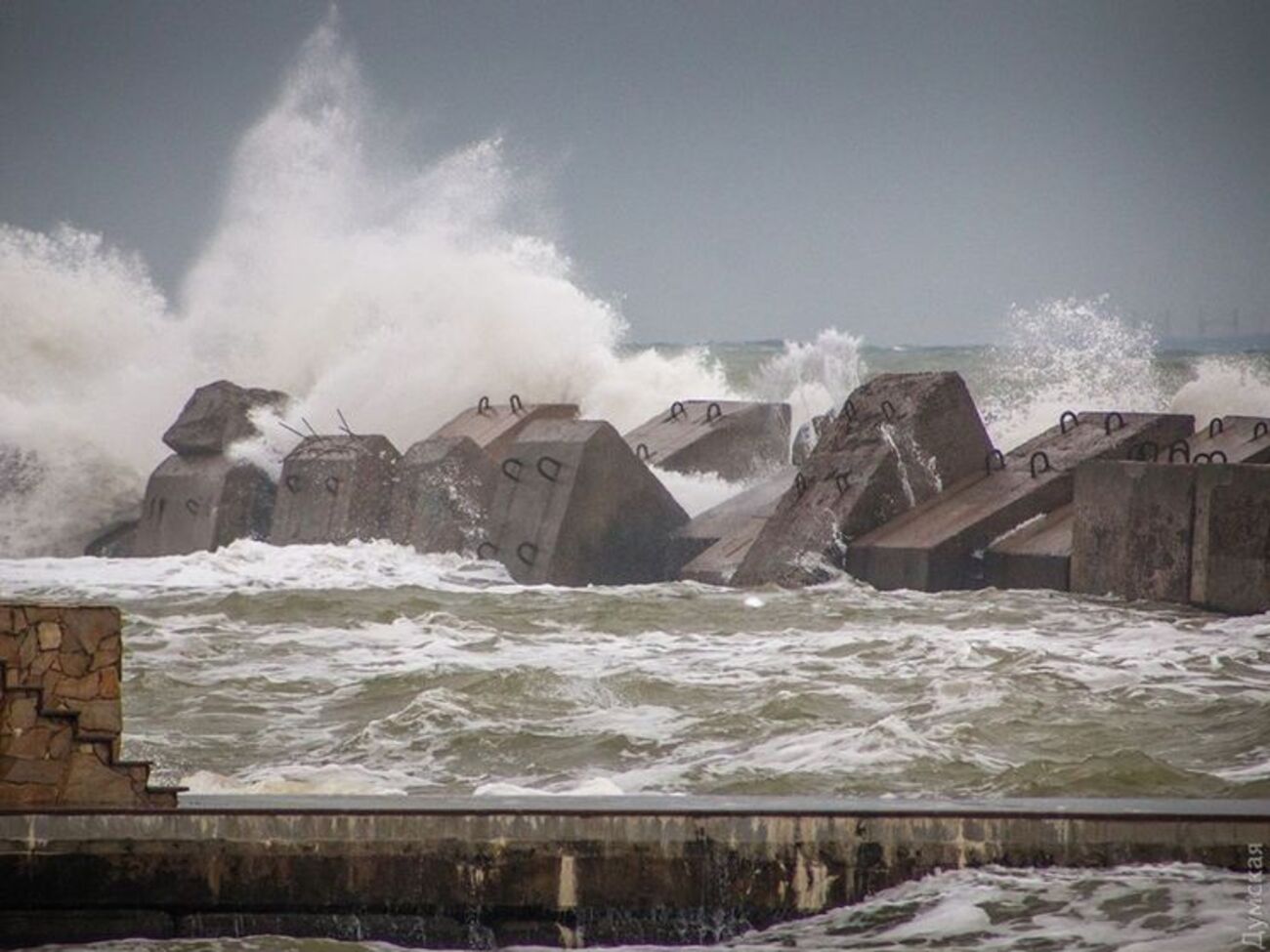 Шторм помешал судну зайти в порт