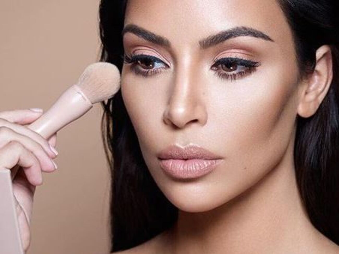 Кардашян випускає власну лінію косметики