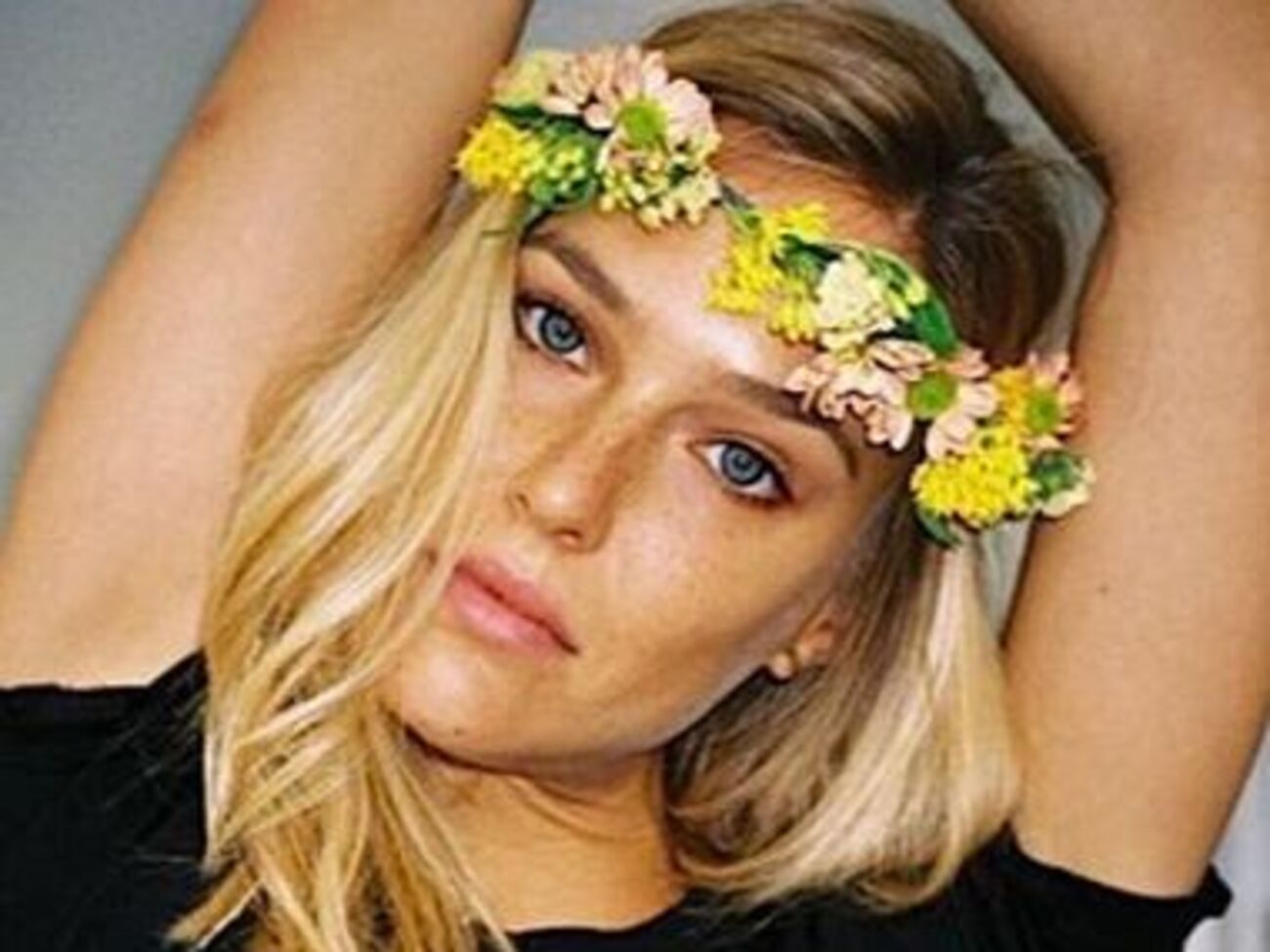 Рафаэли продемонстрировала круглый живот