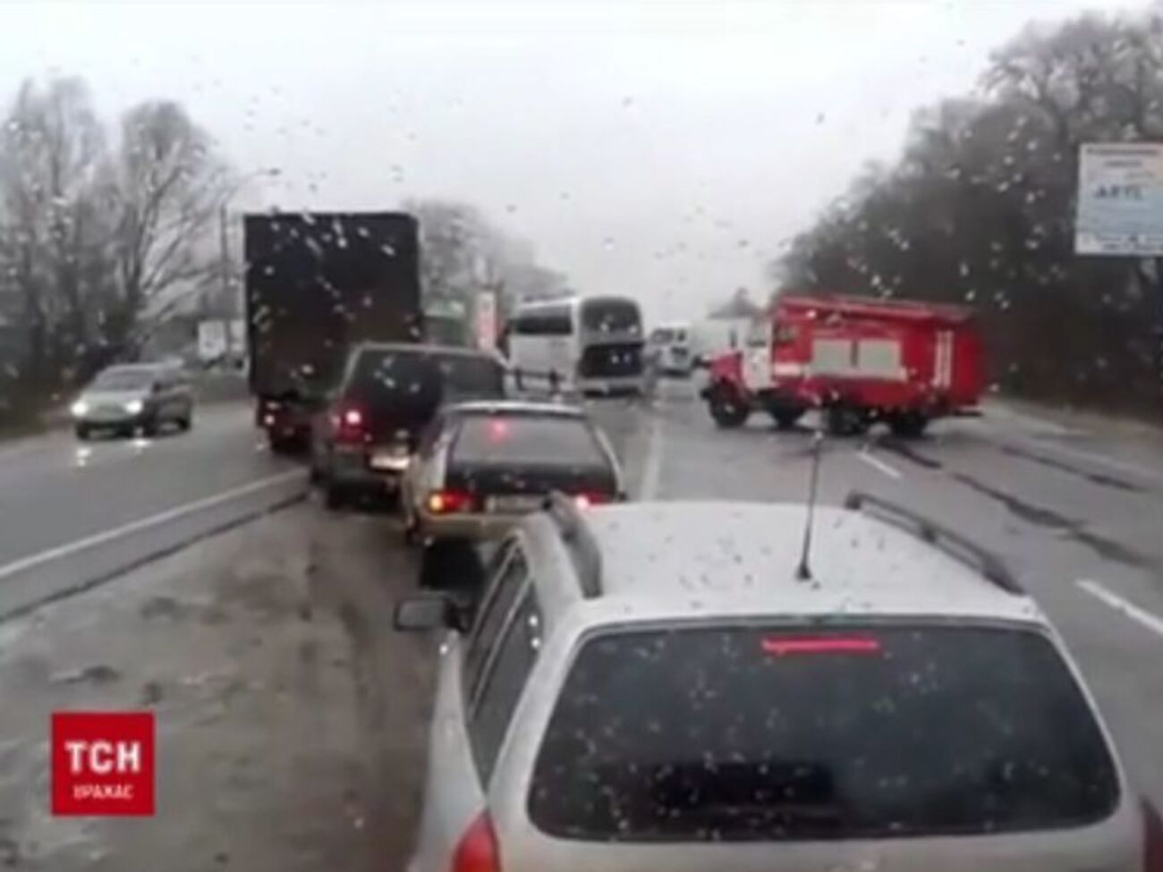 Через негоду зіткнулося більше ніж десять авто